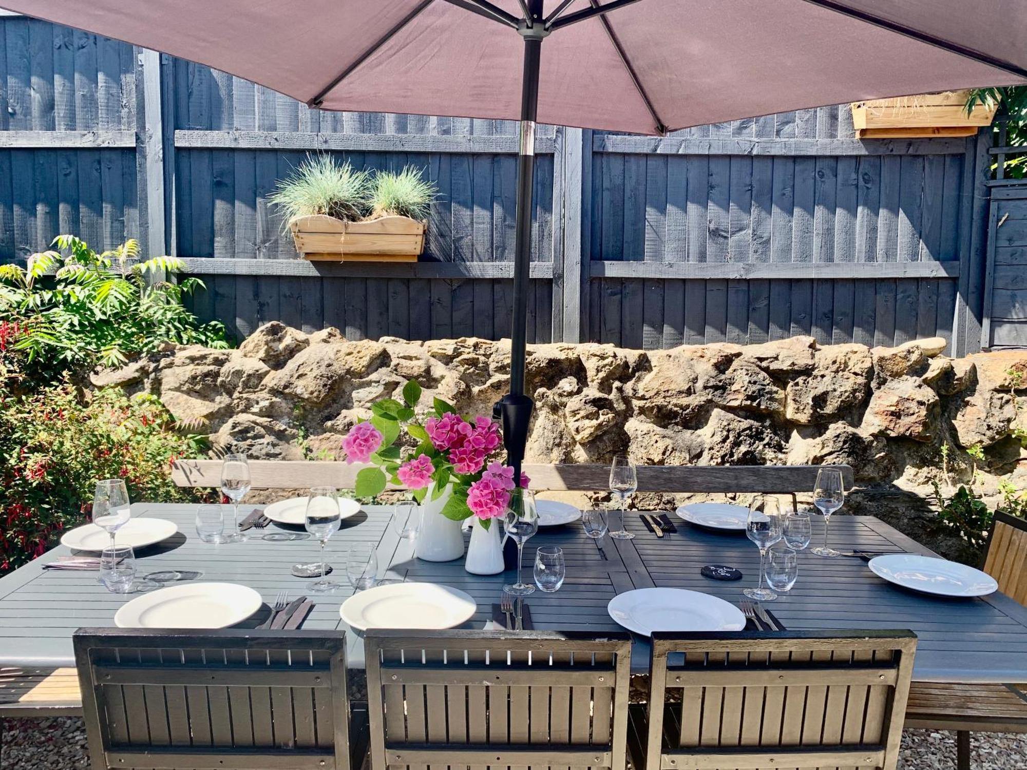 Blas At Fronlas Cafe - The Heart Of Newport Newport  Exterior photo